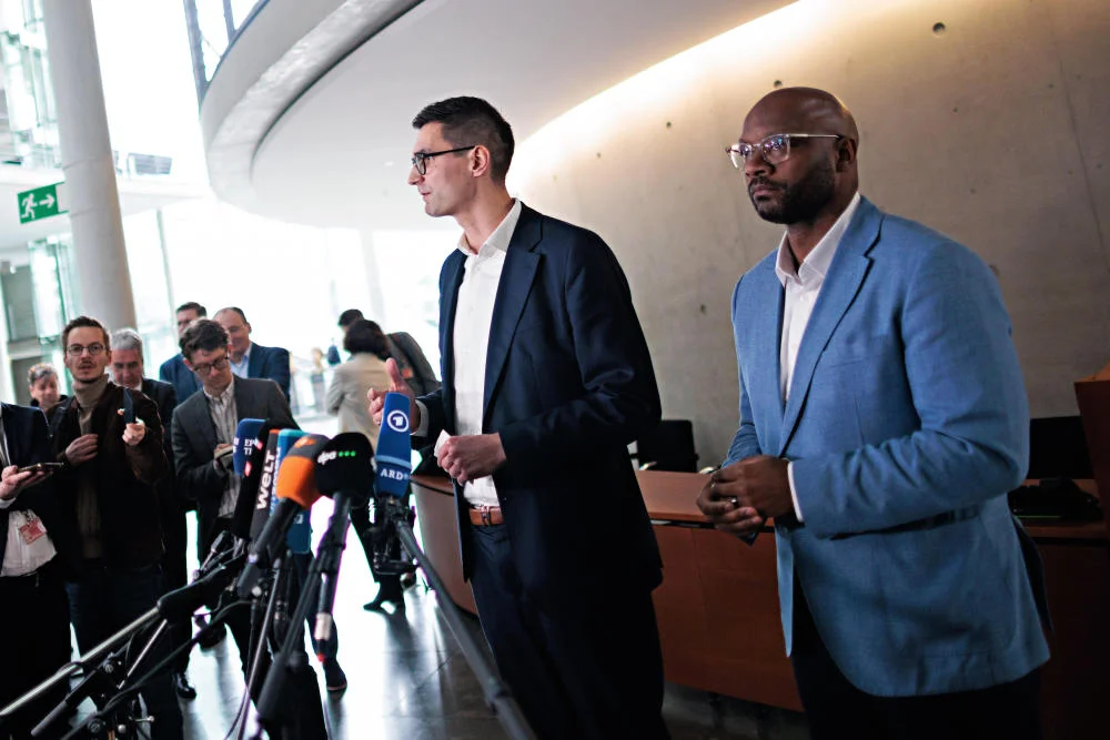 Sepp Müller und Armand Zorn bei einem Pressestatement