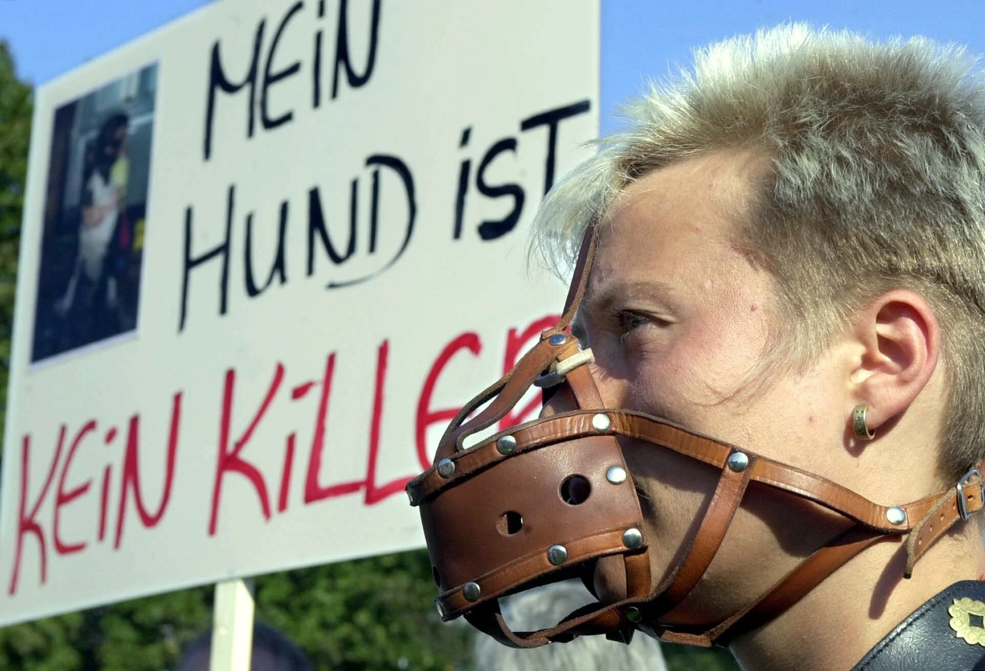 Frau mit Maulkorb demonstriert gegen das Kampfhunde-Verbot