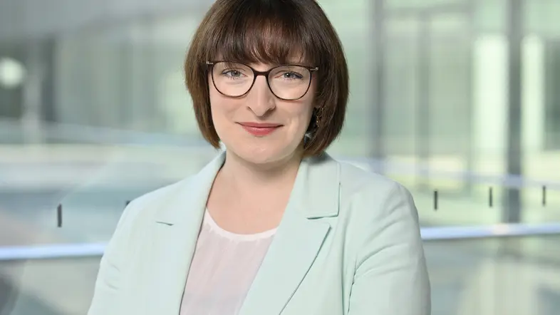 Porträt von Laura Kraft mit Brille