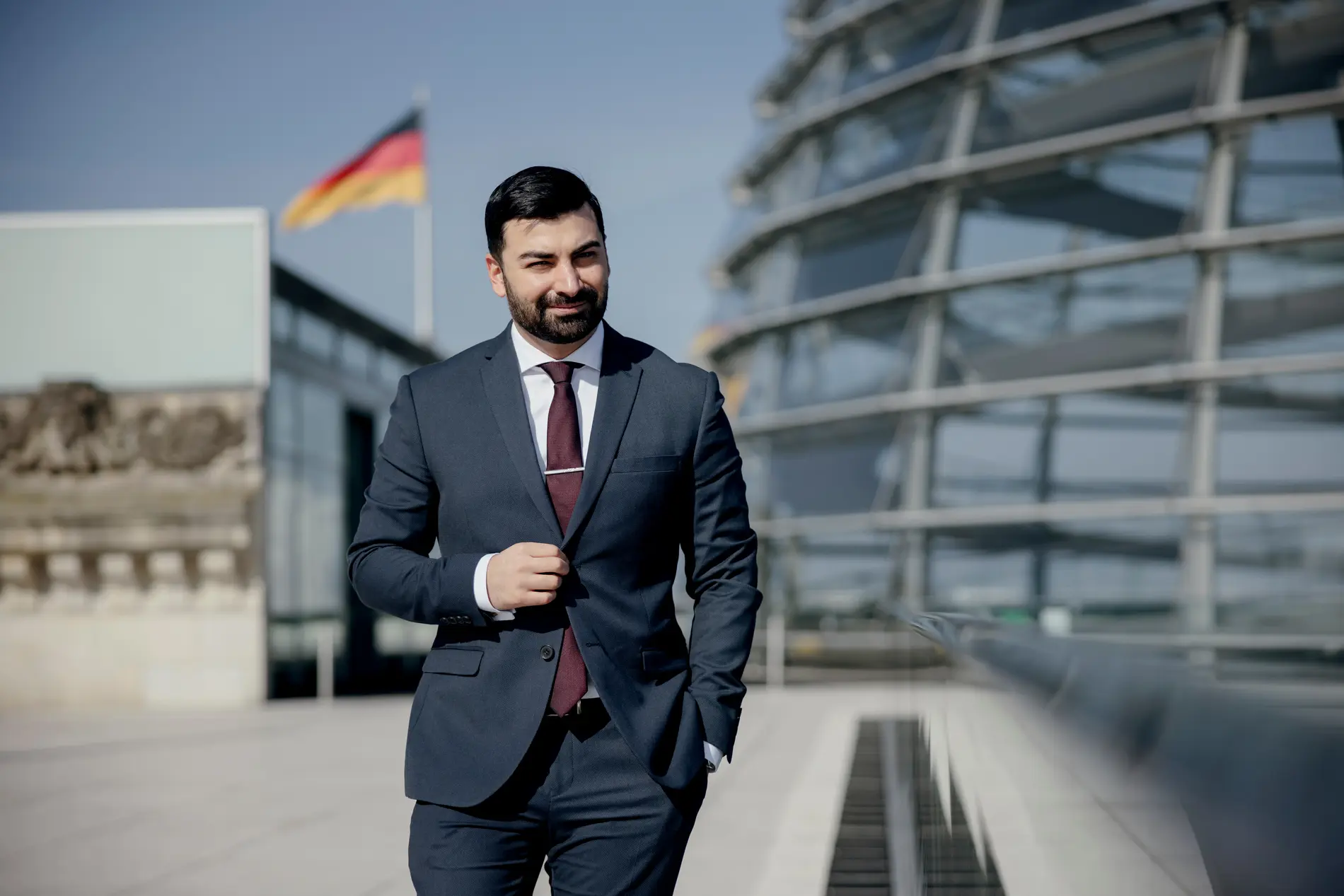 Muhanad Al-Halak Muhanad Al-Halak vor der Kuppel auf dem Dach des Reichstagsgebäudes