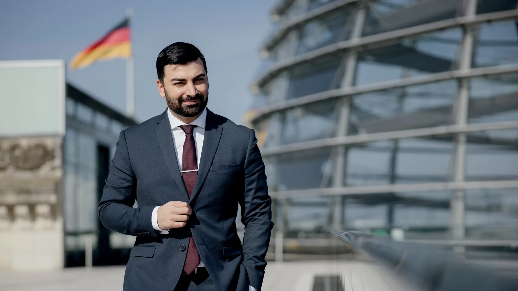 Muhanad Al-Halak Muhanad Al-Halak vor der Kuppel auf dem Dach des Reichstagsgebäudes
