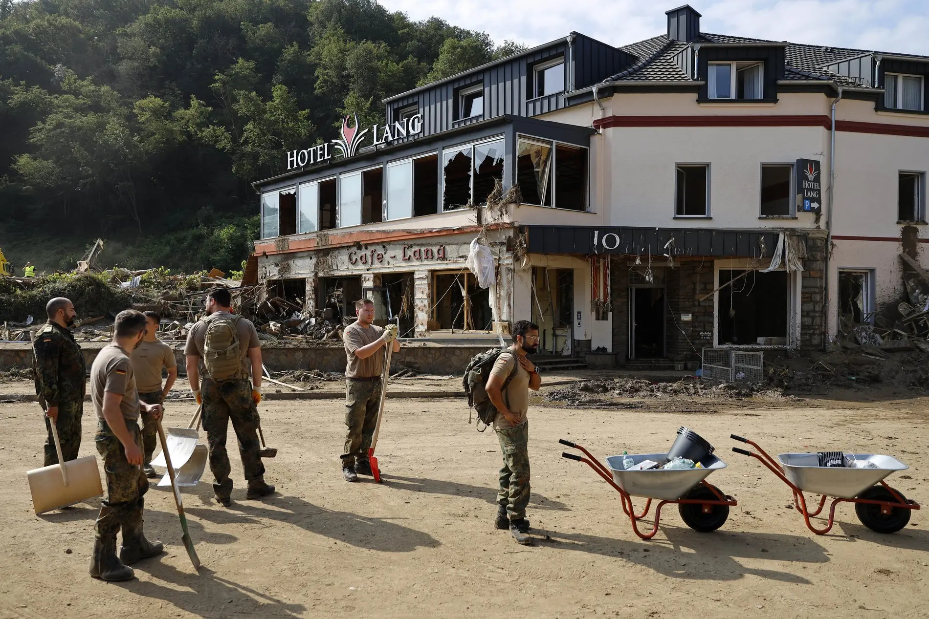 Bundeswehrsoldaten räumen Straßen, entfernen Schutt und Schlamm im Ahrtal.