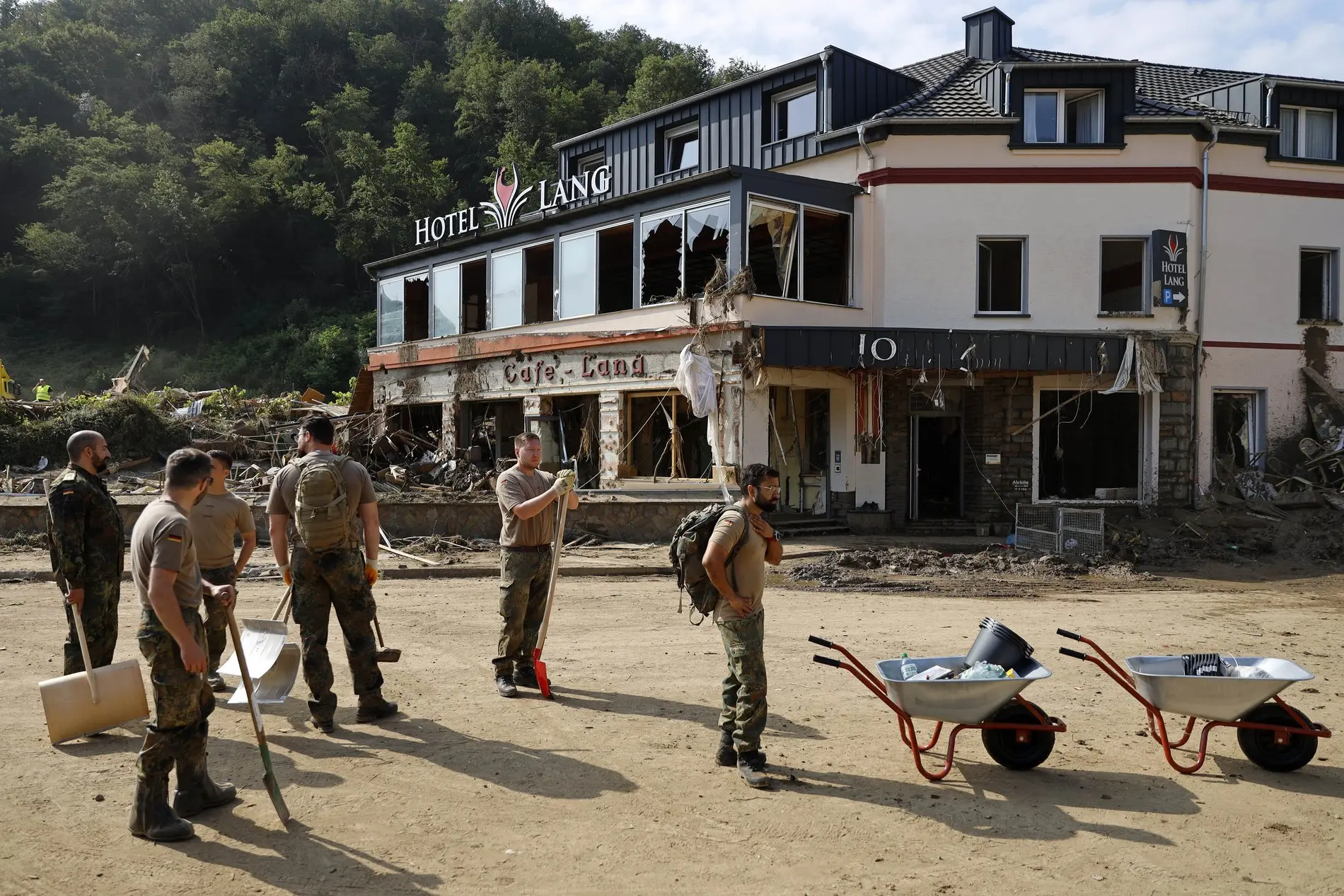 Bundeswehrsoldaten räumen Straßen, entfernen Schutt und Schlamm im Ahrtal, hier vor dem Hotel Lang. Bundeswehrsoldaten räumen Straßen, entfernen Schutt und Schlamm im Ahrtal.