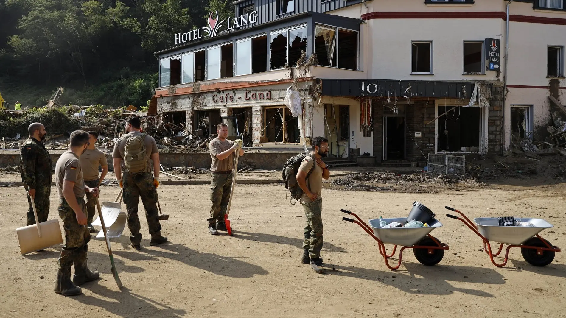 Bundeswehrsoldaten räumen Straßen, entfernen Schutt und Schlamm im Ahrtal, hier vor dem Hotel Lang. Bundeswehrsoldaten räumen Straßen, entfernen Schutt und Schlamm im Ahrtal.