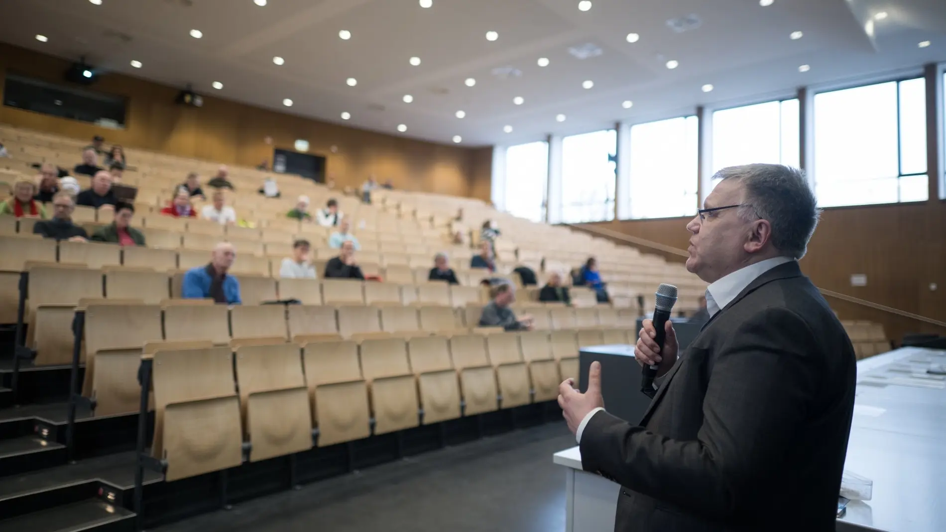 Stephan Bröchler spricht während einer Schulung für Wahlhelfer