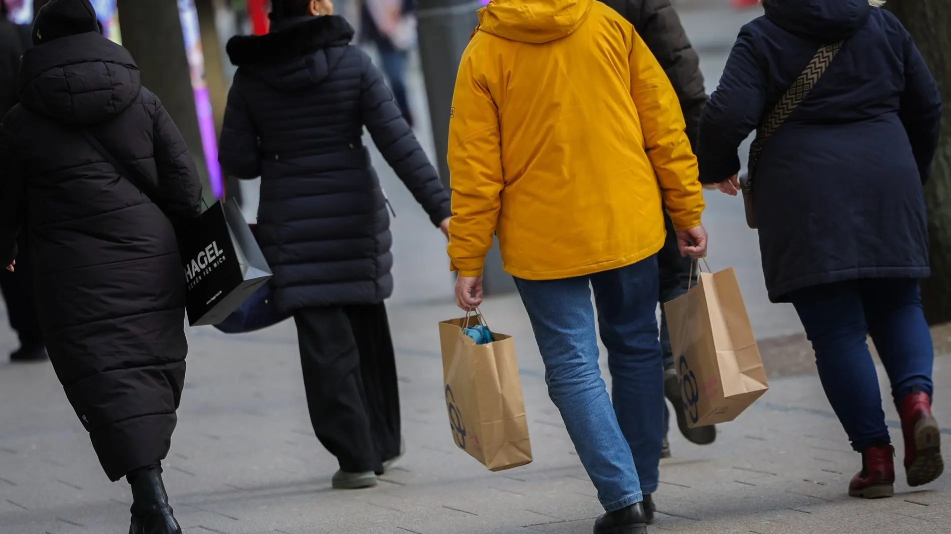 Gefüllte Fußgängerzonen Passanten mit Einkaufstüten in einer Fußgängerzone.