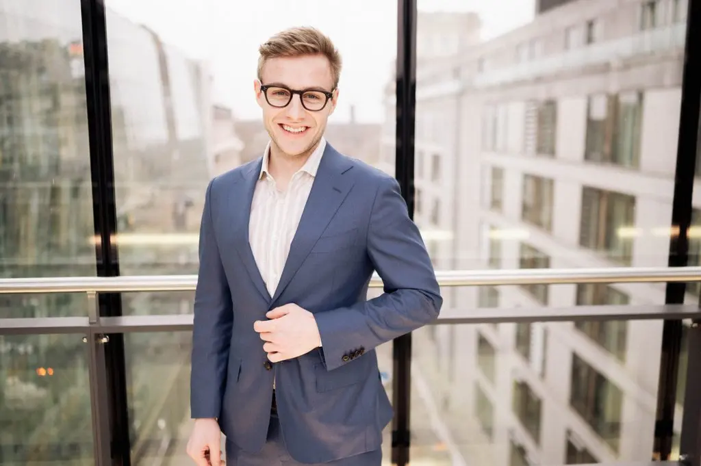 Bruno Hönel Porträt von Bruno Hönel mit Brille lächelnd