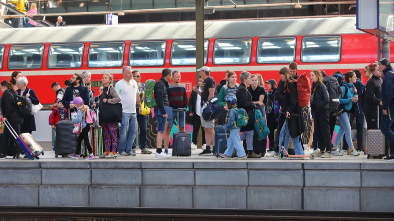 Fahrgäste warten am Hamburger Hauptbahnhof auf ihren Zug