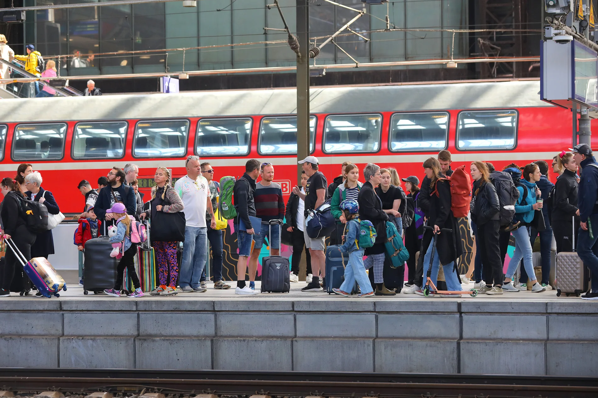 Fahrgäste warten am Hamburger Hauptbahnhof auf ihren Zug