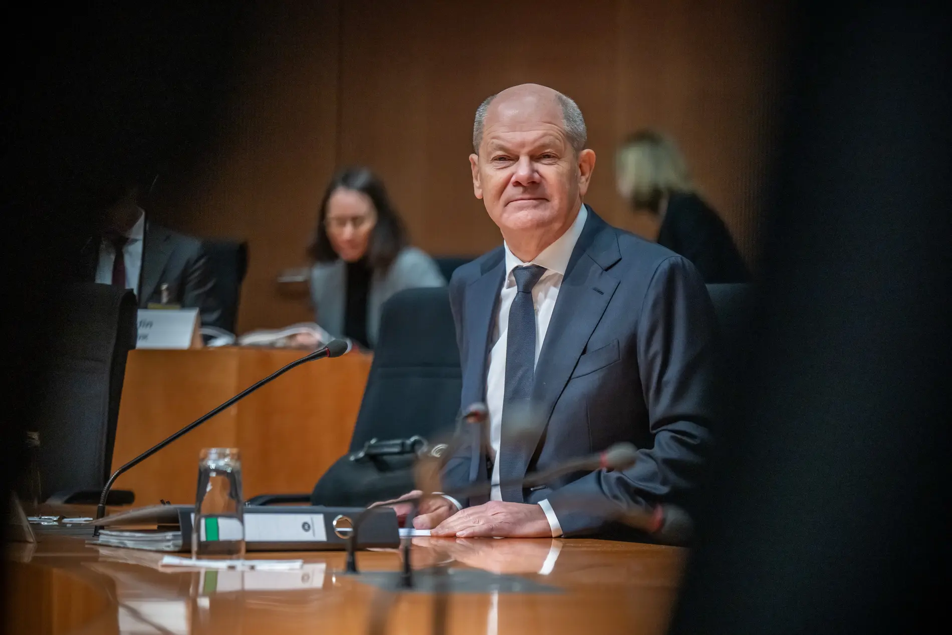 Olaf Scholz bei der Zeugenvernehmung Olaf Scholz bei der Zeugenvernehmung am Mikrofon