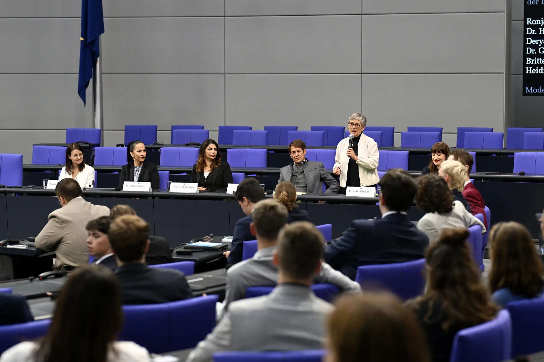 Jugend und Parlament Blick auf die Abgeordneten im Plenarsaal bei "Jugend und Parlament"