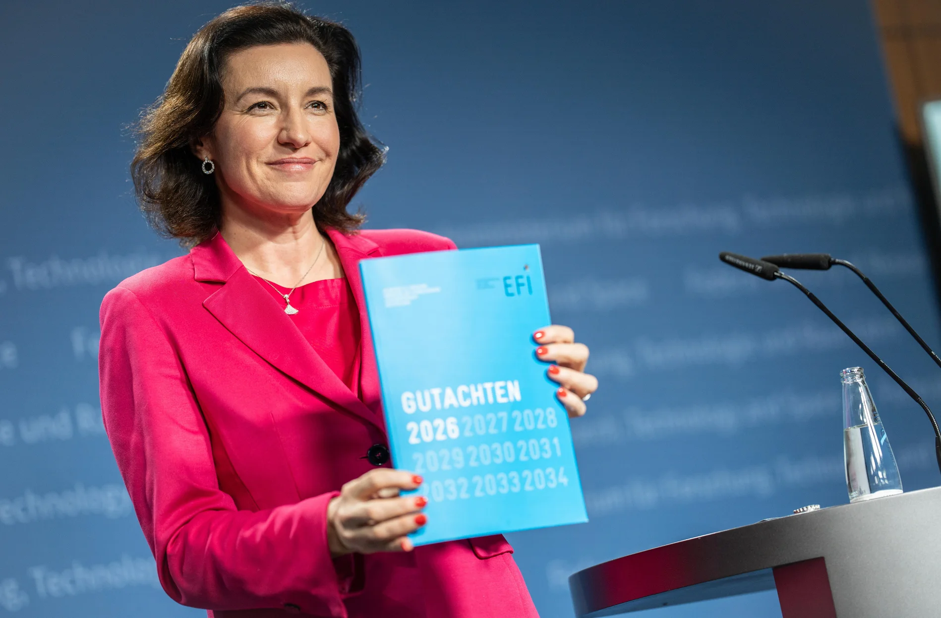 Dorothee Bär bei der Übergabe des EFI-Gutachtens