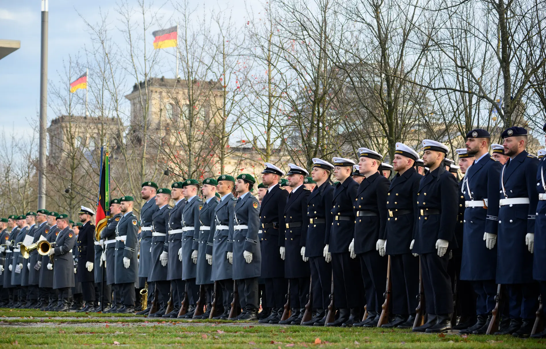 Beim Feierlichen Gelöbnis zum 70. Jahrestag der Bundeswehr am Bundesforum