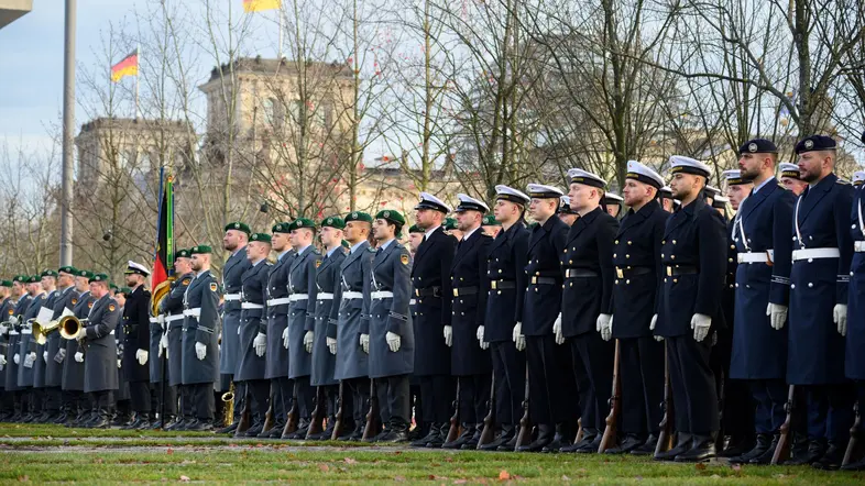 Beim Feierlichen Gelöbnis zum 70. Jahrestag der Bundeswehr am Bundesforum