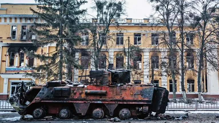 Eine zerstörte Häuserfront und ein Panzer nach einem Luftangriff in Charkiw, Ukraine.