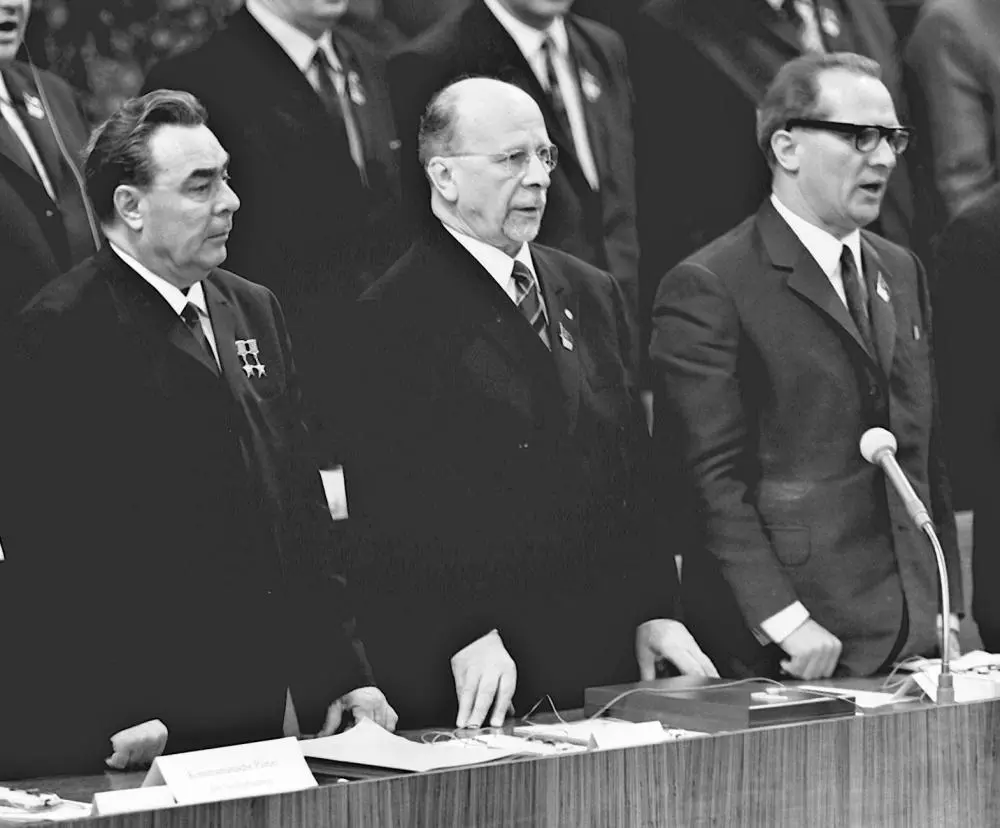 Leonid Breschnew, Walter Ulbricht und Erich Honecker auf dem SED-Parteitag 1967