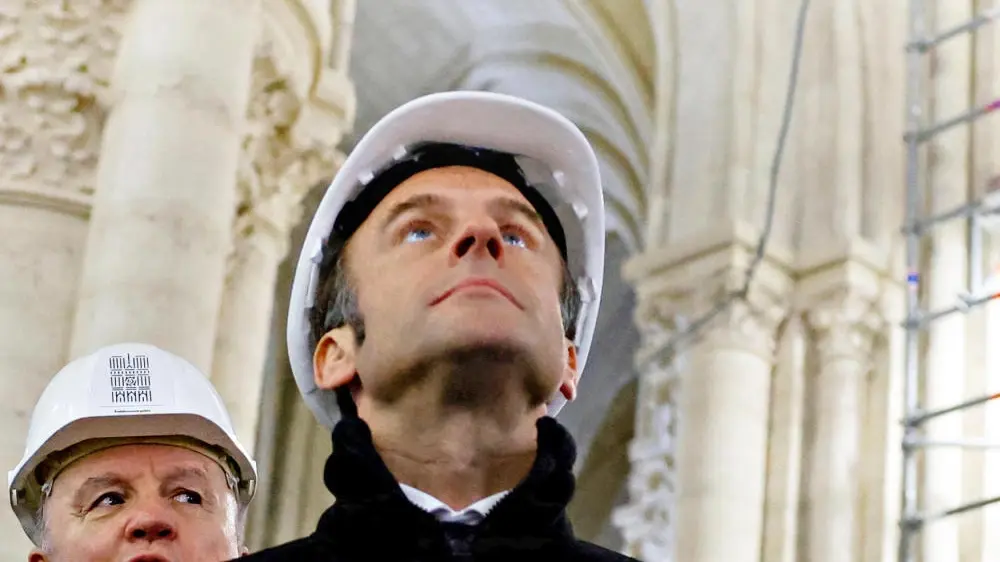 Aufbauarbeiten Kathedrale Notre-Dame Frankreichs Präsident Emmanuel Macron besucht die teils abgebrannte Kathedrale Notre-Dame.