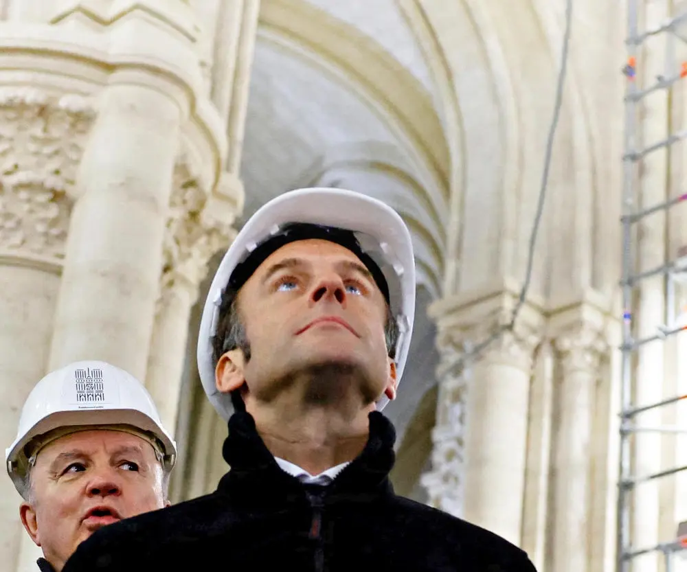 Frankreichs Präsident Emmanuel Macron besucht die teils abgebrannte Kathedrale Notre-Dame