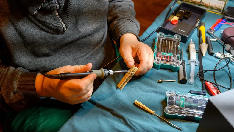 Eine Stereoanalage wird in einem Berliner Repair Café repariert
