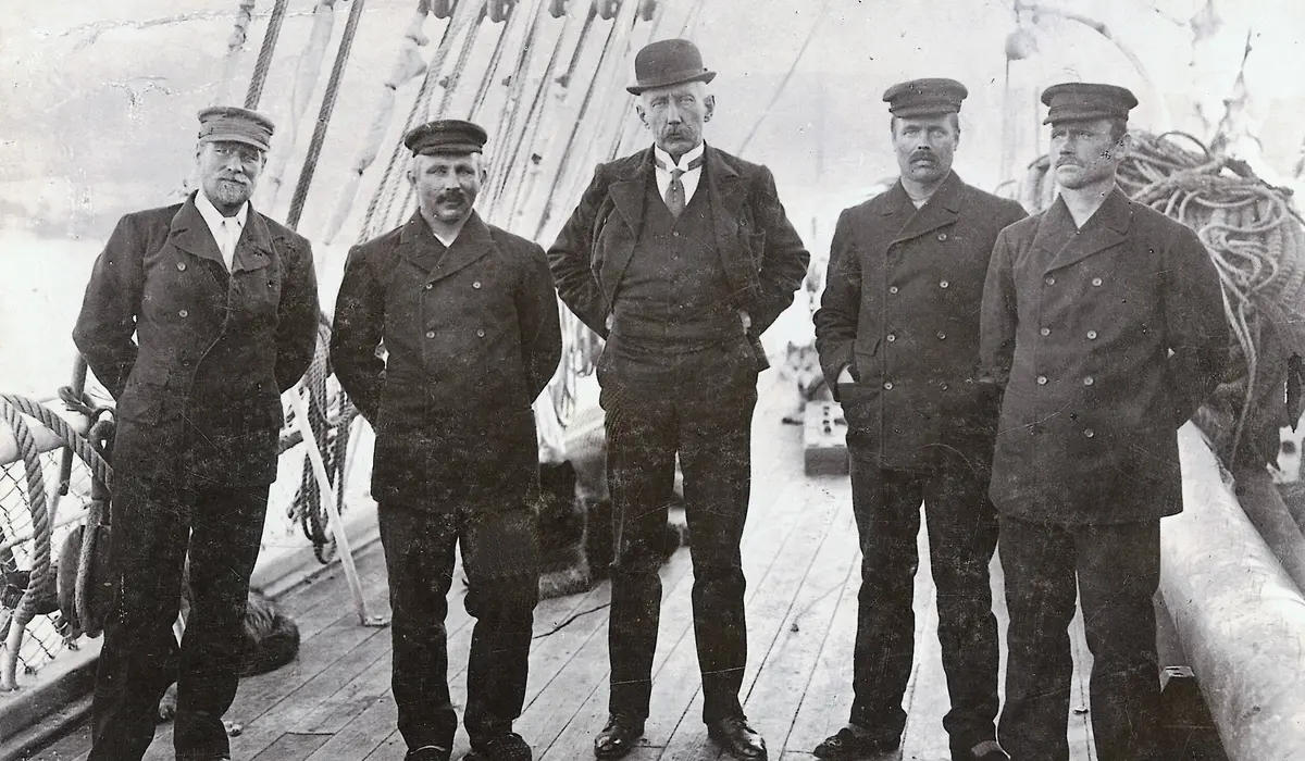 Roald Amundsen mit seinen Begleitern auf einem Schiff