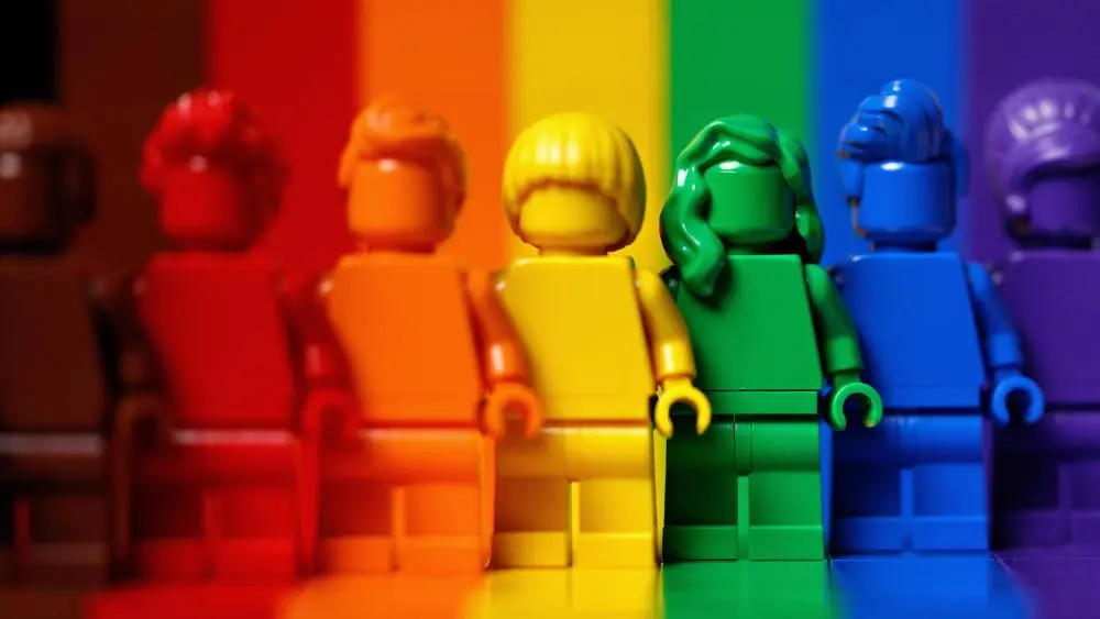 Lego-Figuren in Regenbogenfarben