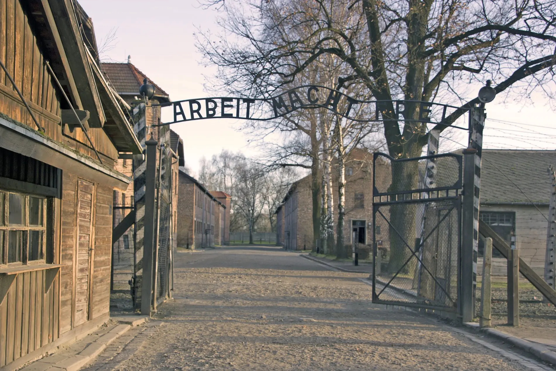 Foto des Eingangstors ins Stammlager des KZ Auschwitz