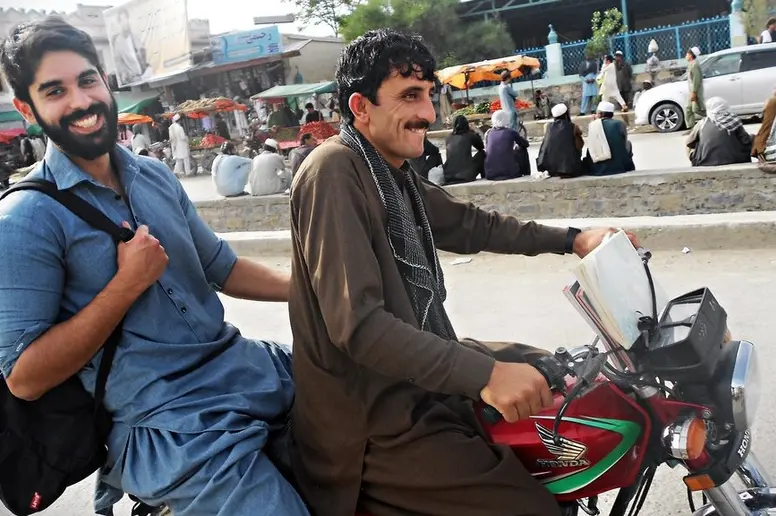 Emran Feroz auf einem Moped in Afghanistan