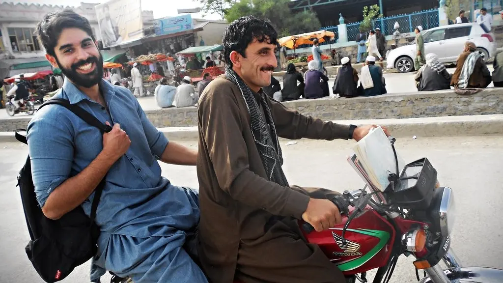 Emran Feroz auf einem Moped in Afghanistan