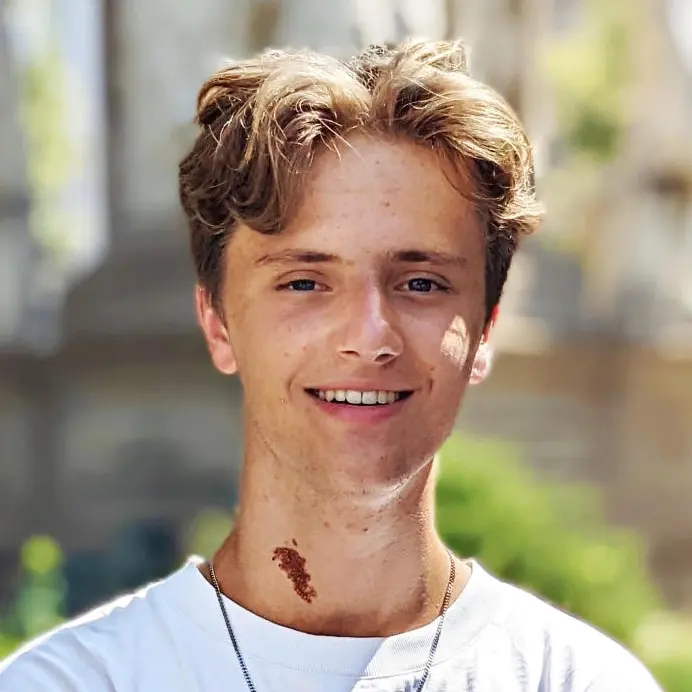 Simon Hoba Porträt von Simon Hoba in einem weißen Shirt