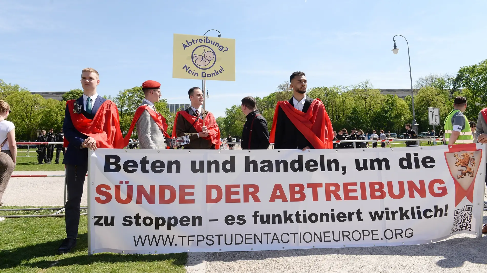 Mehr zum Thema Experten sind beim Schutz vor "Gehsteigbelästigung" uneins