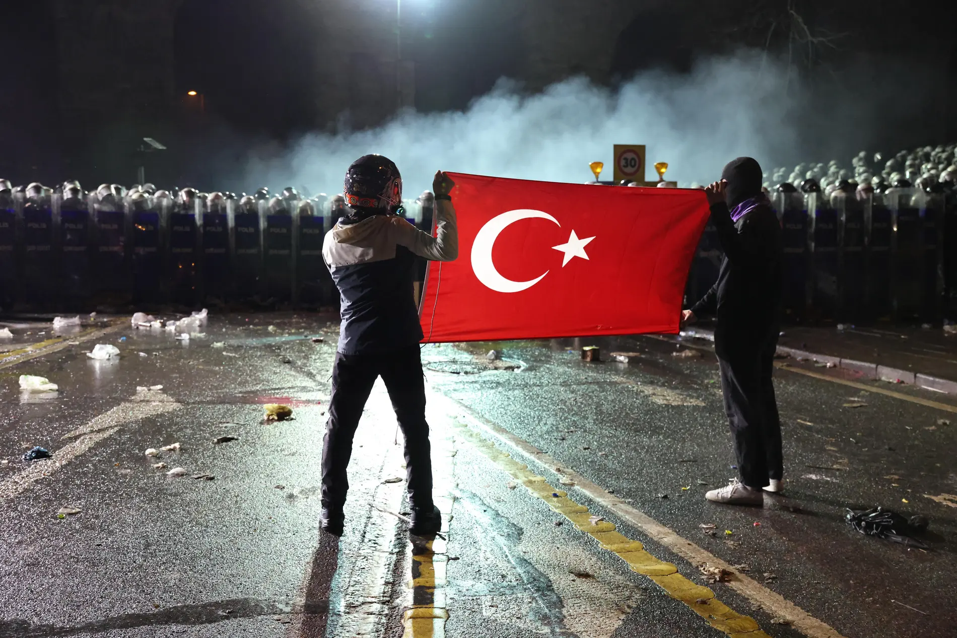 Proteste dauern an Zwei türkische Demonstranten halten eine Türkei-Flagge