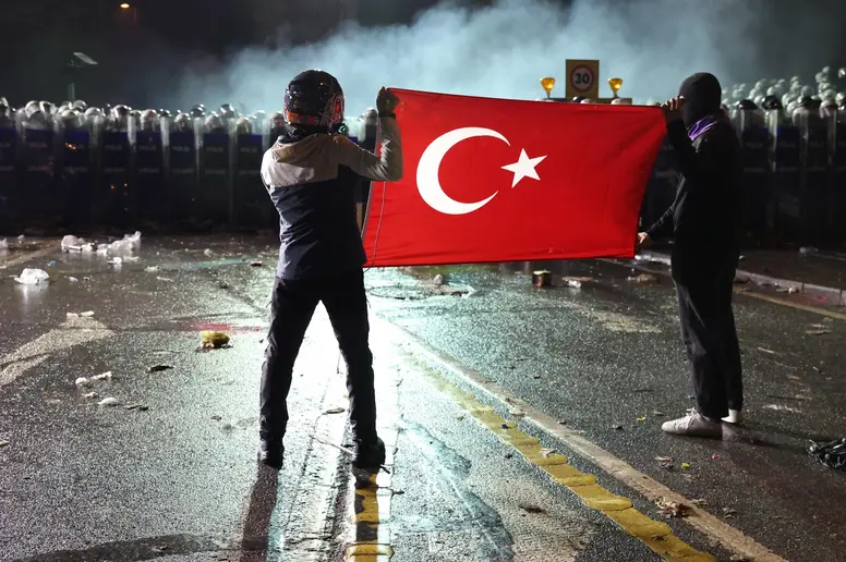 Zwei Demonstranten halten eine Türkei-Flagge.