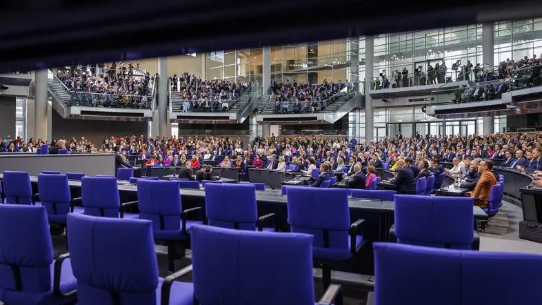 Blick von der Regierungsbank in den Plenarsaal des Bundestages