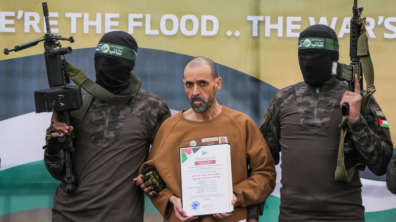 Eli Sharabi zwischen zwei Terroristen der Hamas.