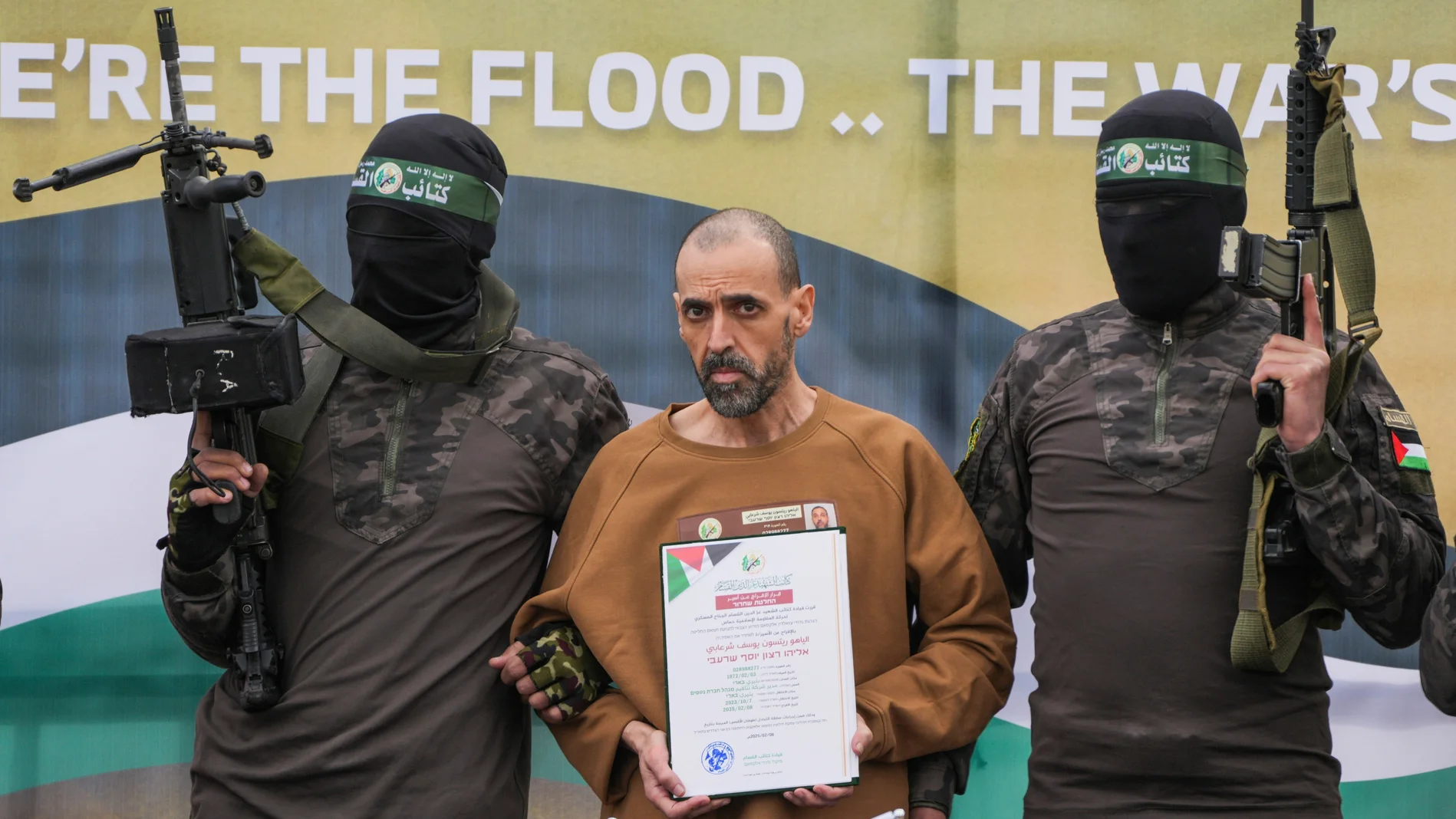 Eli Sharabi zwischen zwei Terroristen der Hamas.