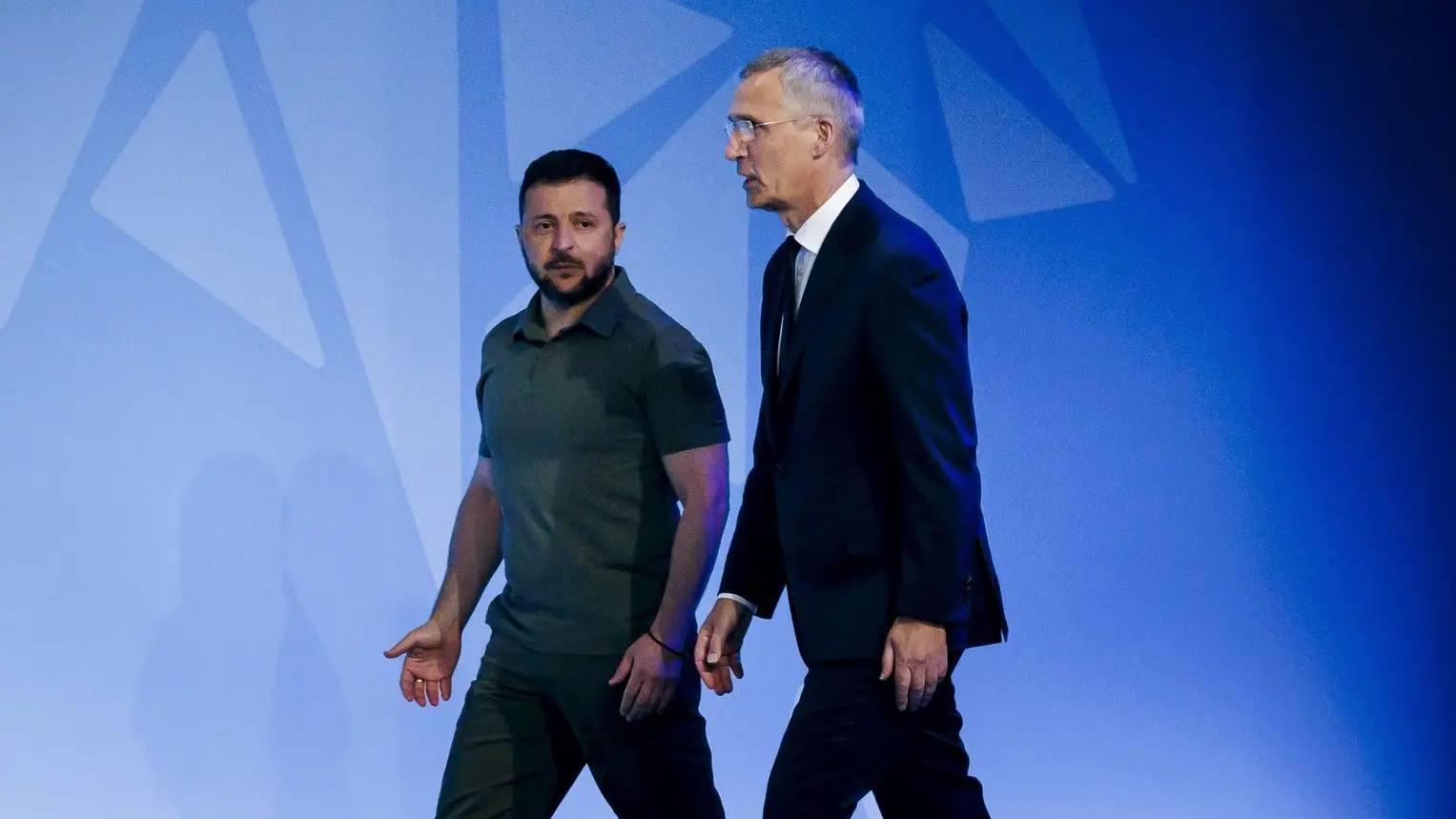 Der ukrainische Praesident Volodomyr Selensky und NATO-Generalsekretär Jens Stoltenberg laufen nebeneinander. Der ukrainische Praesident Volodomyr Selensky und NATO-Generalsekretär Jens Stoltenberg laufen nebeneinander.