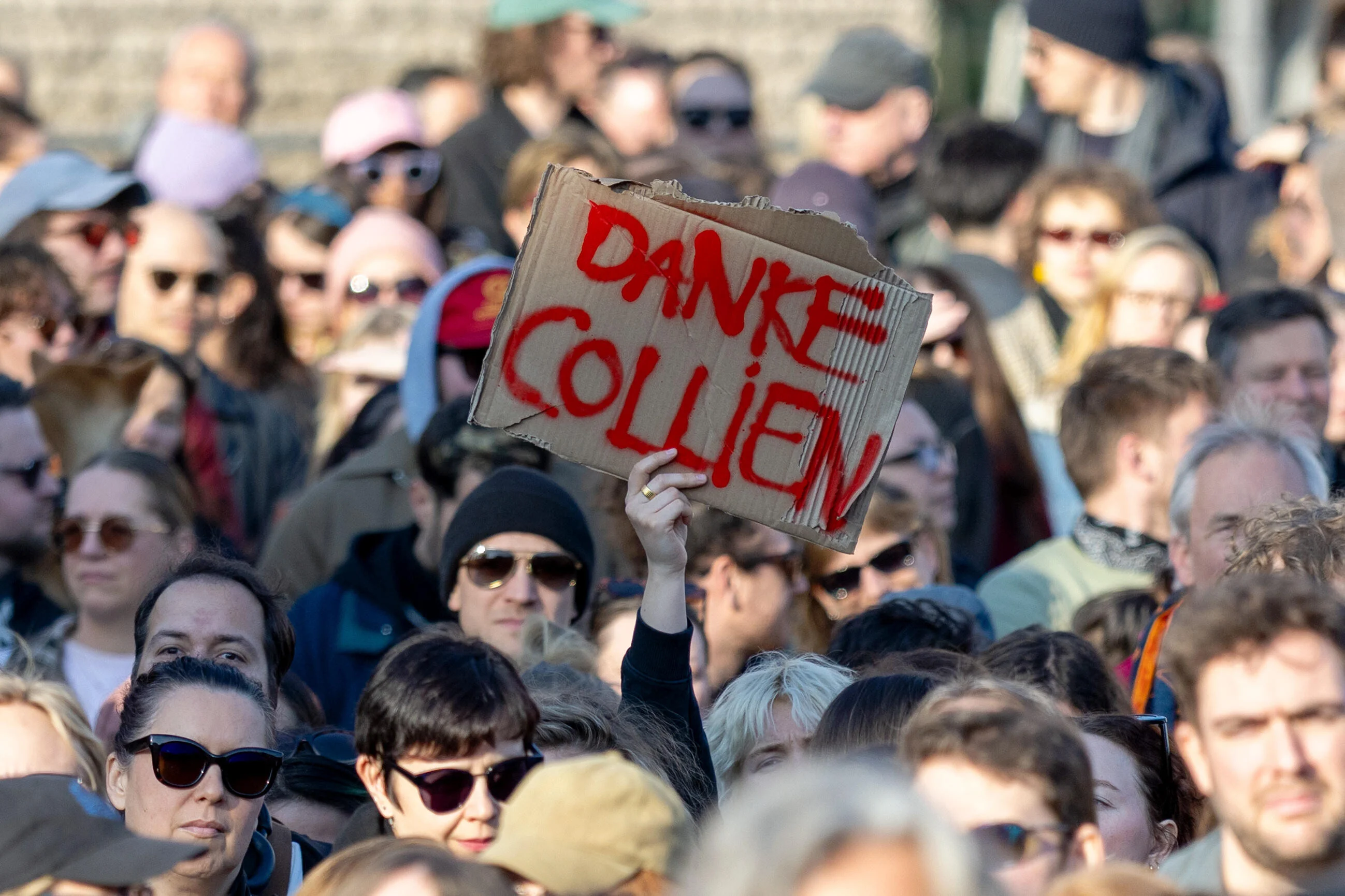 Demonstranten mit dem Schild "Danke Collien" vor dem Brandenburger Tor