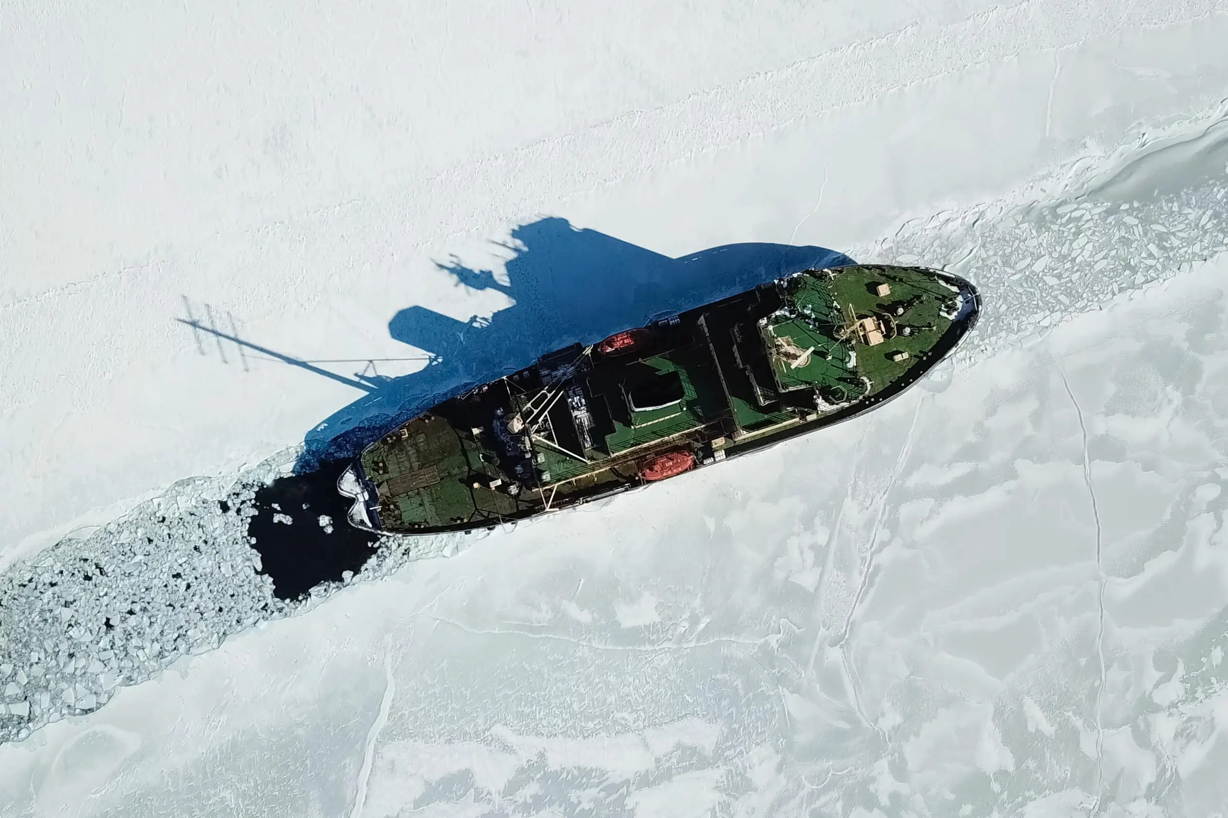 Ein Eisbrecher in der Arktis