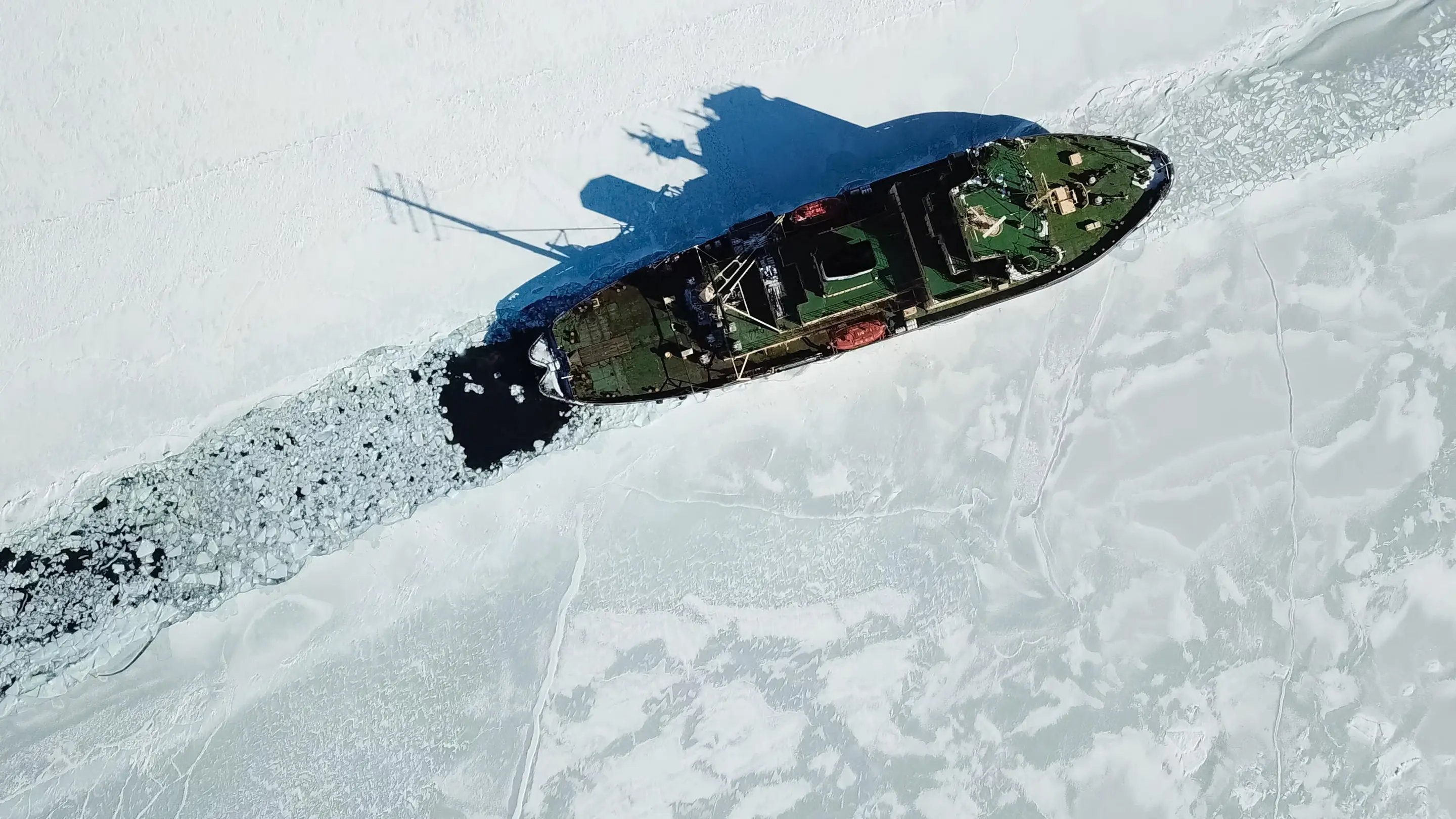 Eisbrecher in der Arktis