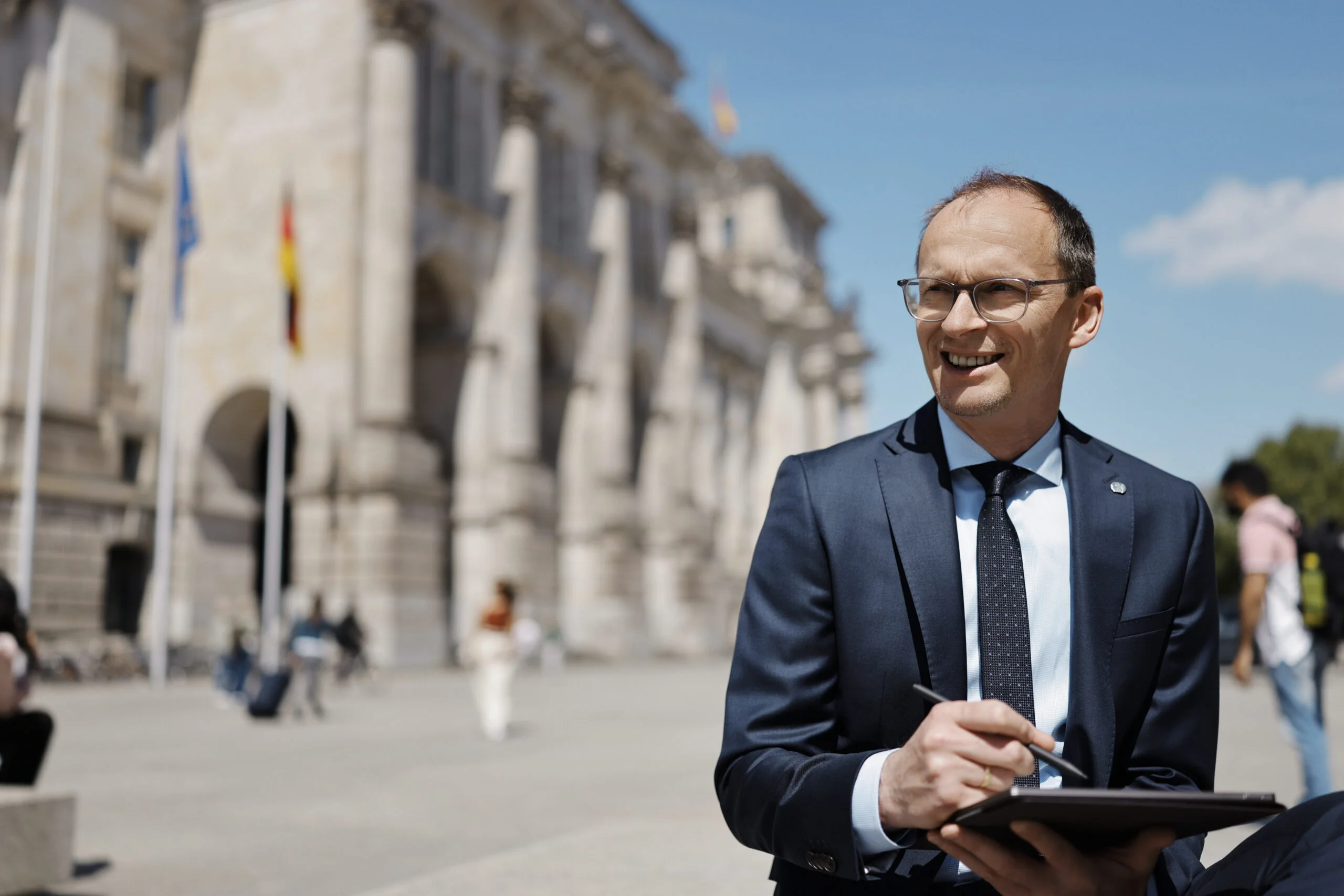 Henri Schmidt mit Tablet vor dem Reichstagsgebäude