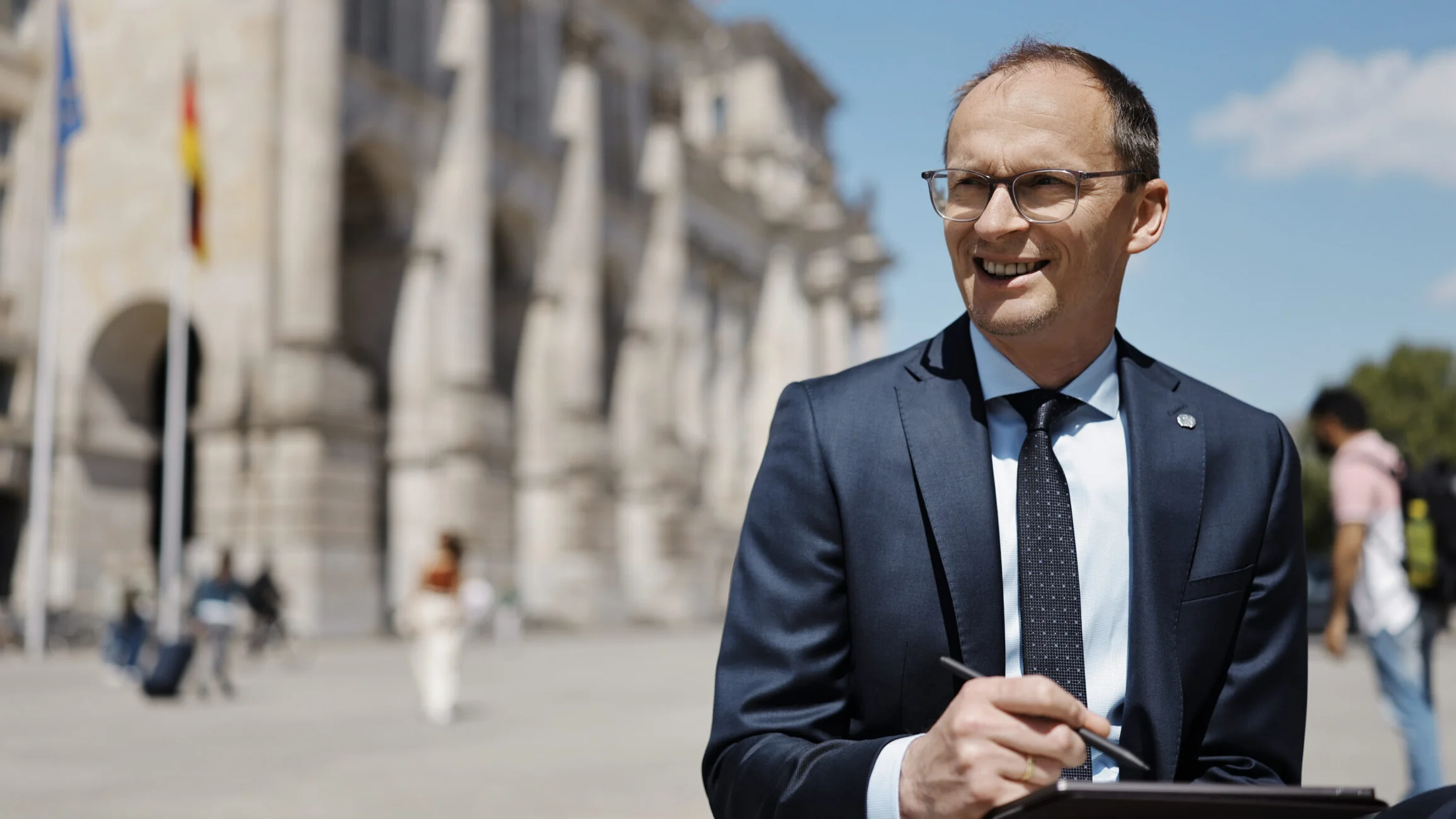 Henri Schmidt mit Tablet vor dem Reichstagsgebäude