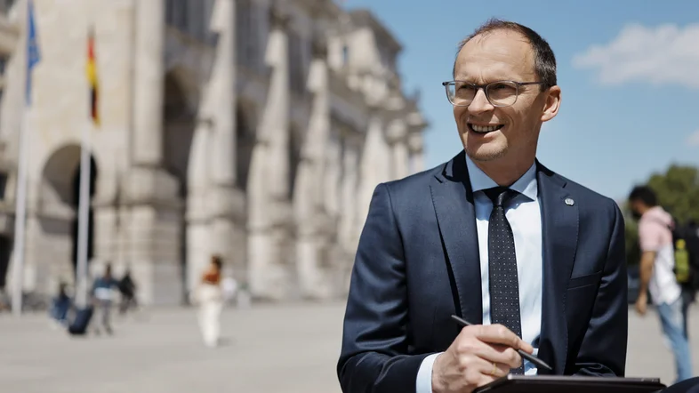 Henri Schmidt mit Tablet vor dem Reichstagsgebäude
