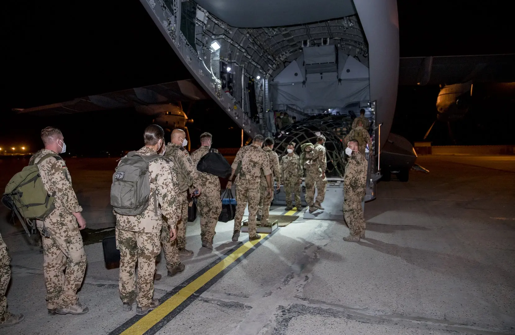 Eine Gruppe von Bundeswehrsoldaten steigt in ein Transportflugzeug der Luftwaffe.