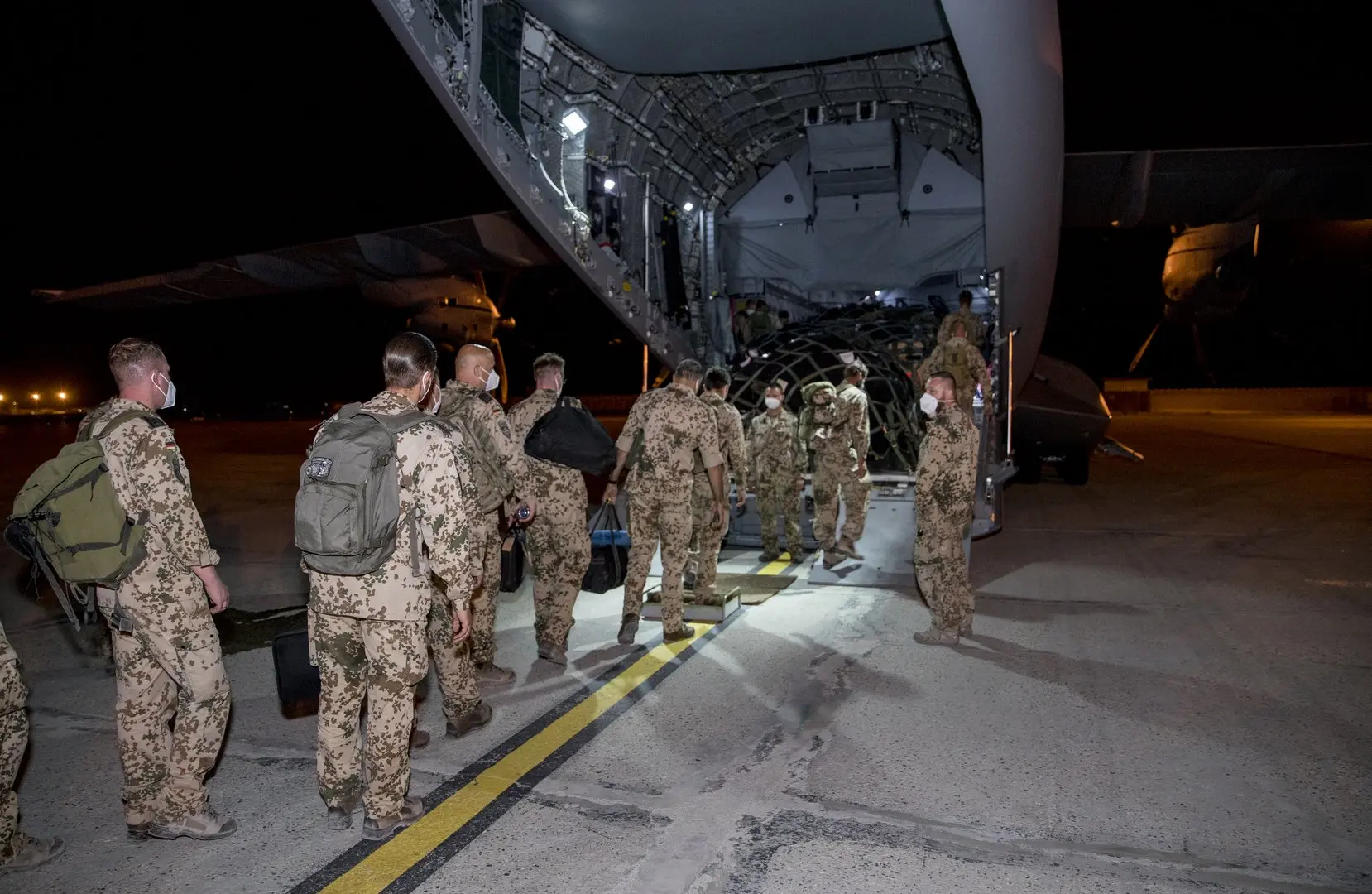 Ende des Bundeswehreinsatzes in Afghanistan Eine Gruppe von Bundeswehrsoldaten steigt in ein Transportflugzeug der Luftwaffe.