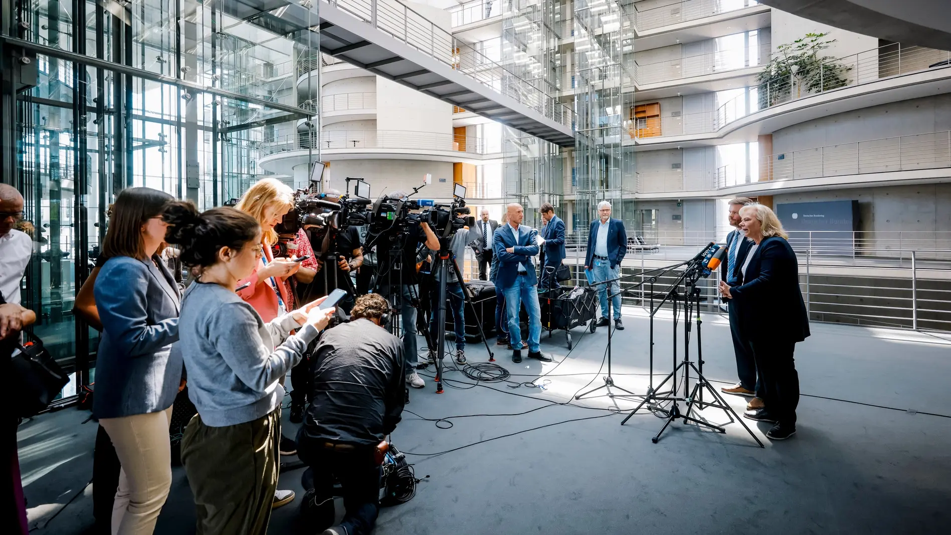 AfD scheitert in den Ausschüssen Pressestatement der AfD im Paul-Löbe-Haus