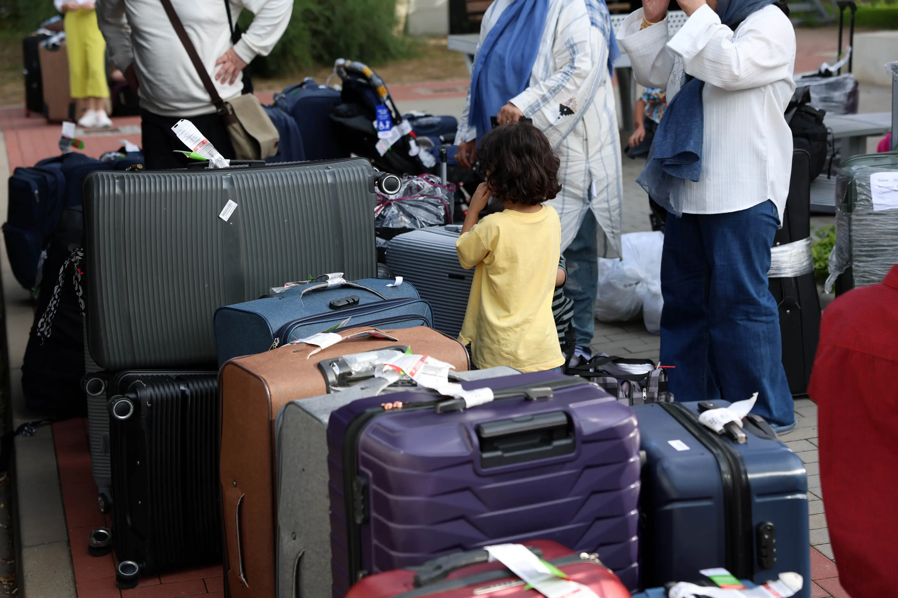 Menschen aus Afghanistan mit Koffern