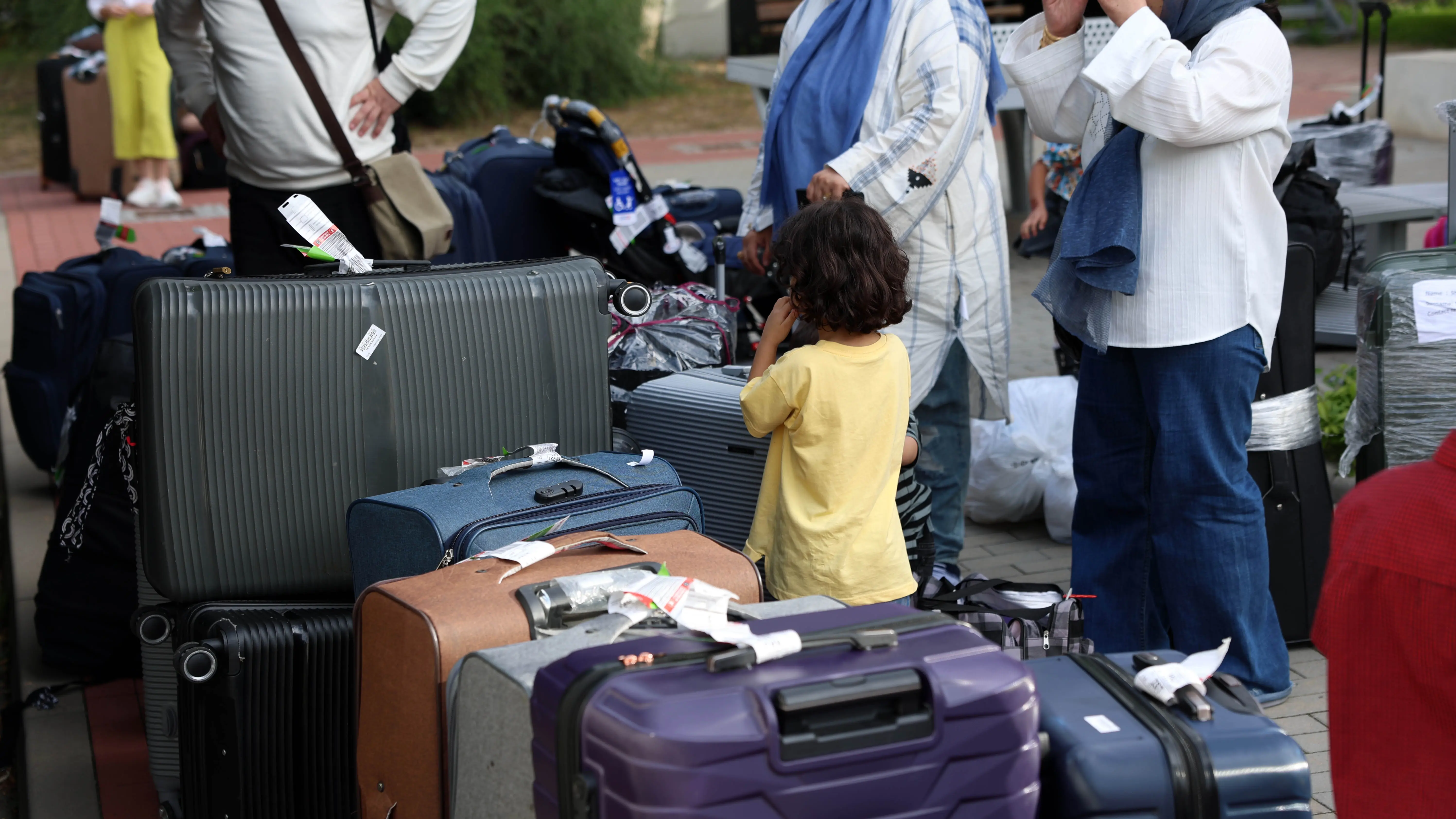 Menschen aus Afghanistan mit Koffern