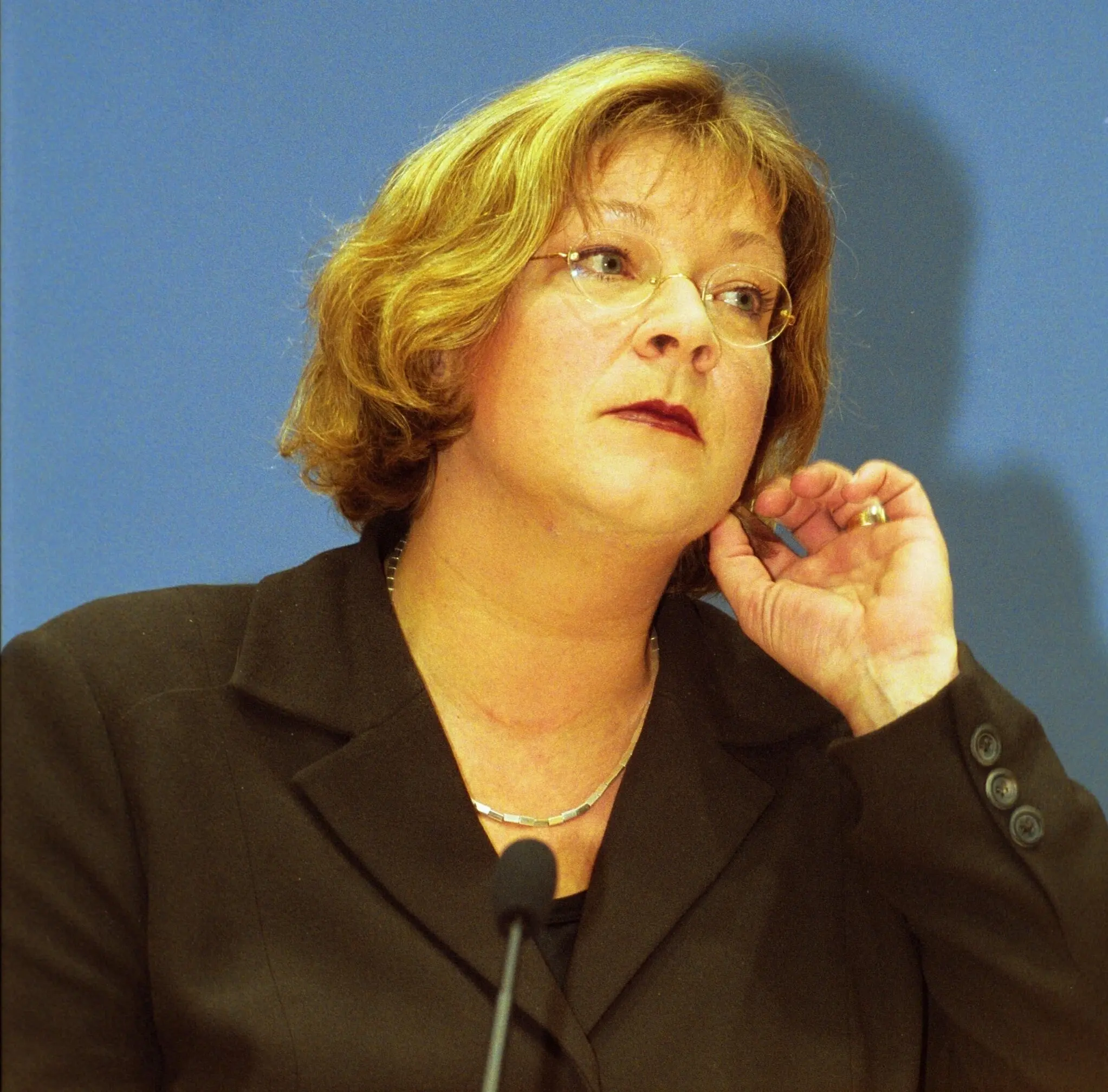 Andrea Fischer gibt ihren Rücktritt bekannt.