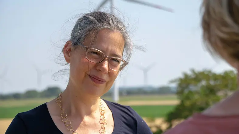Nina Scheer vor einem Windrad.
