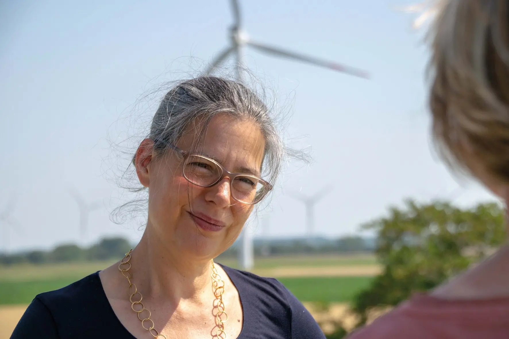 Nina Scheer Nina Scheer vor einem Windrad.